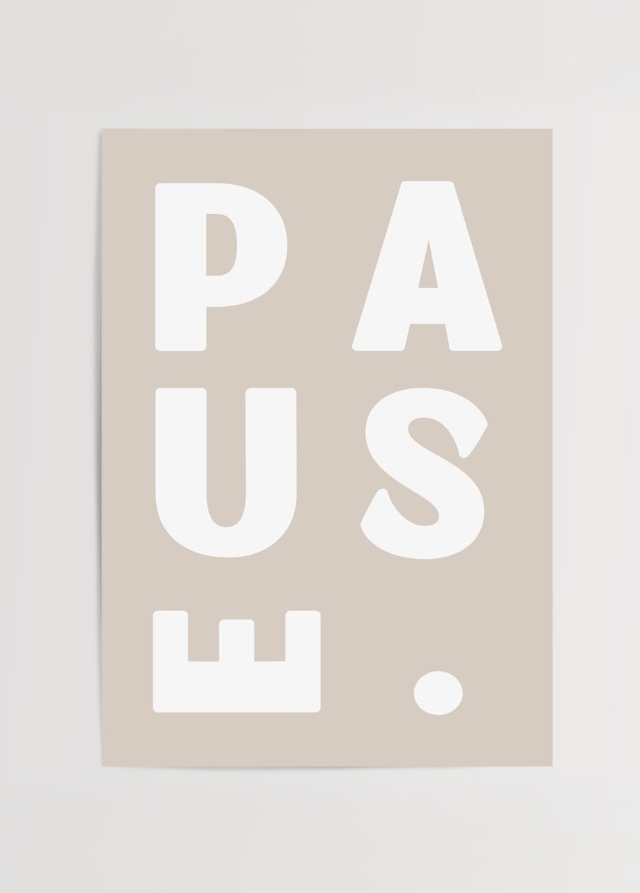 Bej zemin üzerine büyük beyaz tipografiyle yazılmış “PAUSE.” kelimesinden oluşan sade ve modern tipografik poster baskı