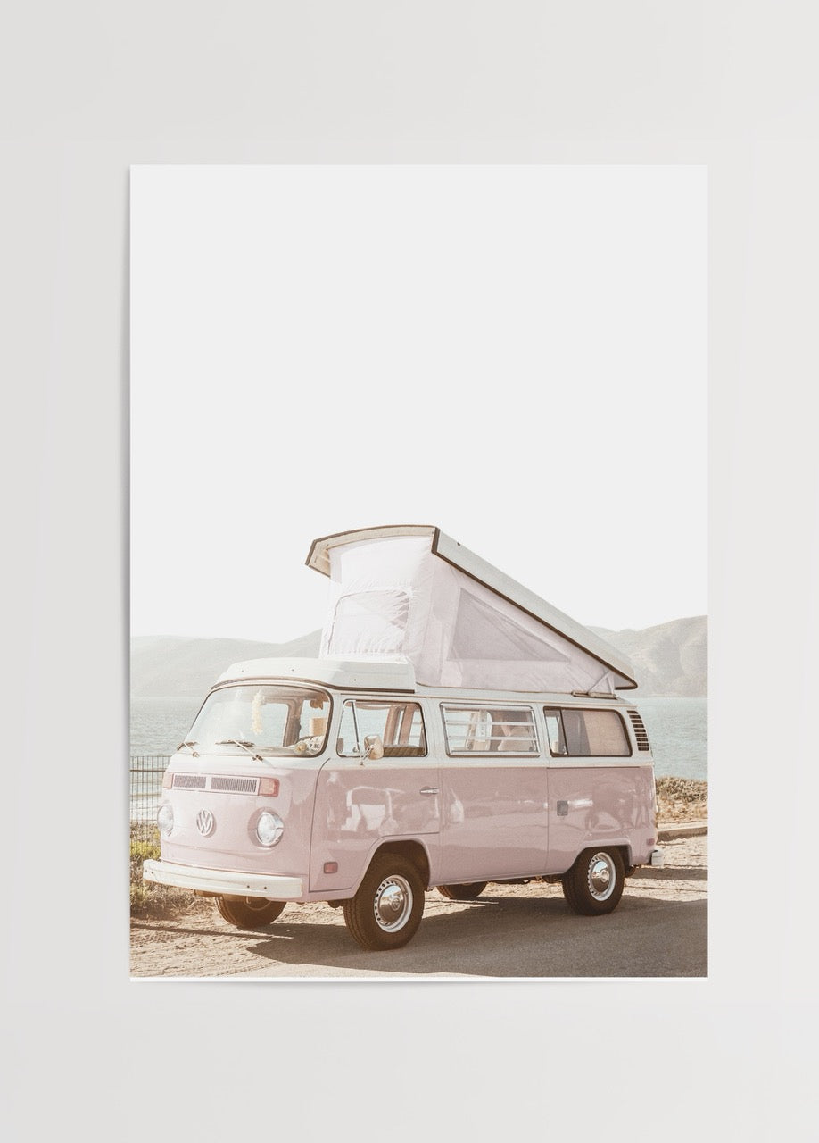 Sahil kenarında duran pastel pembe renkli retro Volkswagen karavan fotoğraf posteri.