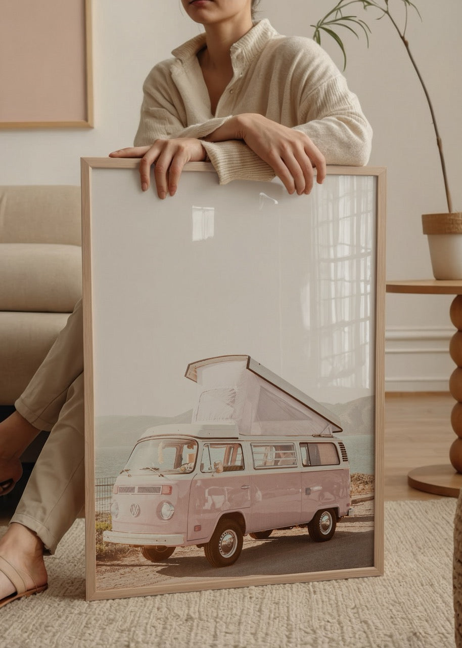 Sahil kenarında duran pastel pembe renkli retro Volkswagen karavan fotoğraf posteri.