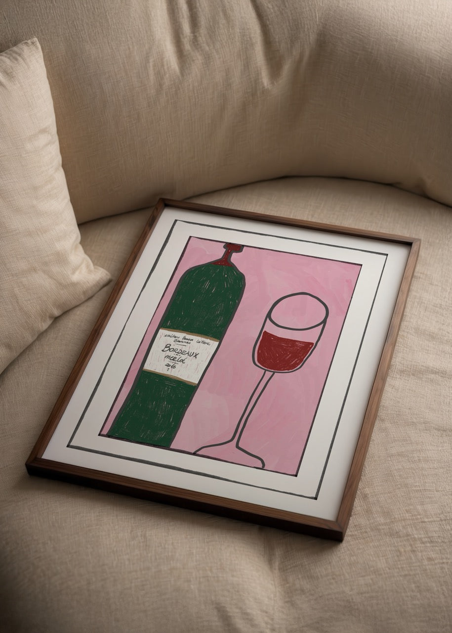 Pembe zemin üzerinde kırmızı şarap şişesi ve kadeh illüstrasyonu