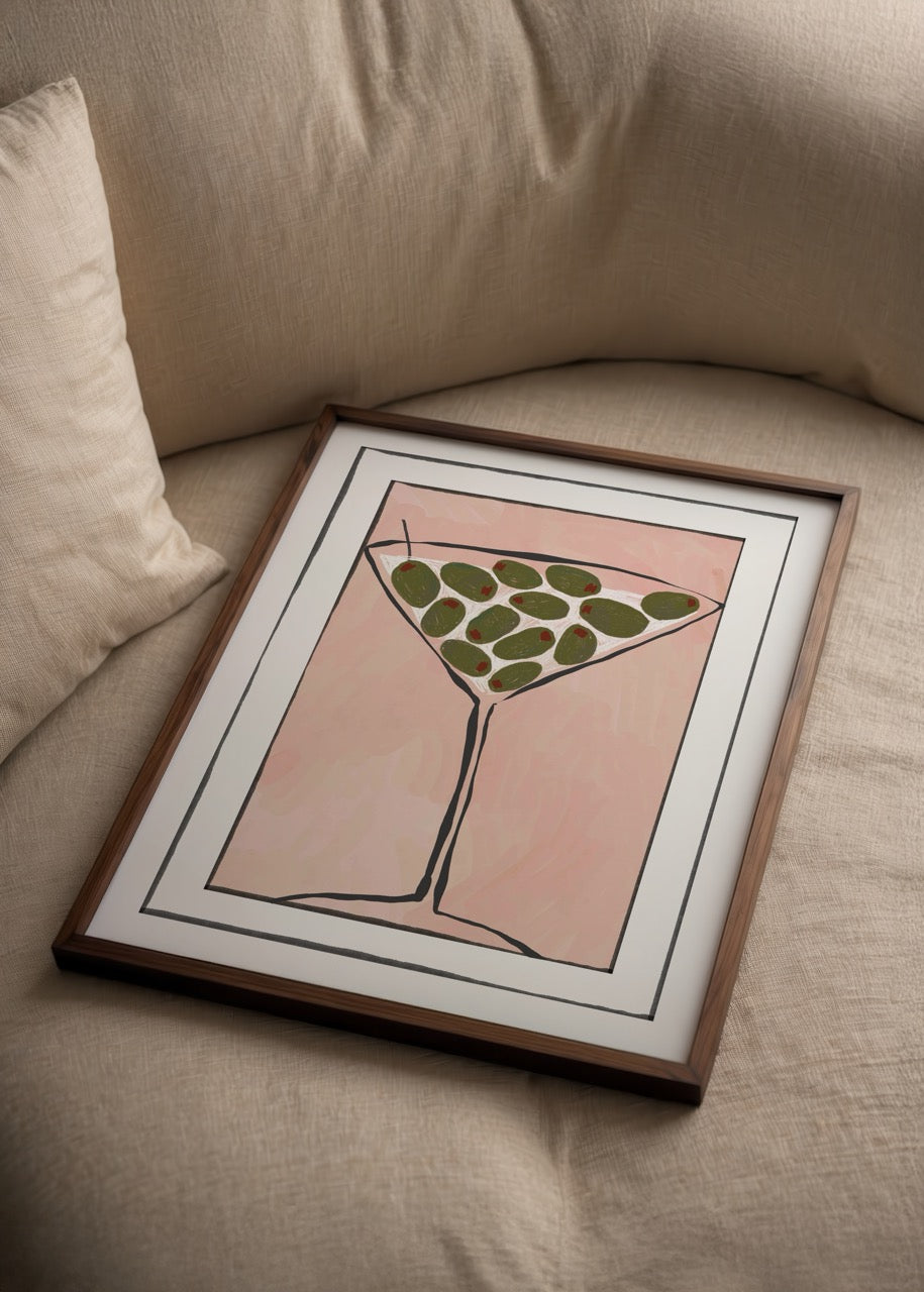 Pembe zemin üzerinde zeytinli martini kadehi illüstrasyonu