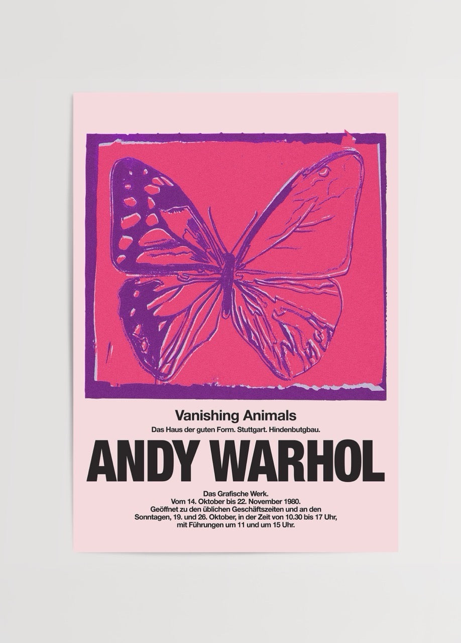 Pembe arka plan üzerinde mor çizgilerle betimlenmiş kelebek illüstrasyonu