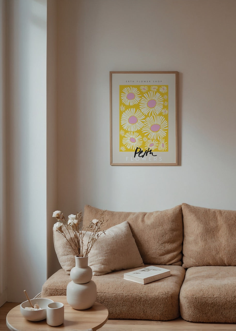 Sarı zeminli, pembe merkezli beyaz papatya desenli Perth Flowers illüstrasyon posteri.