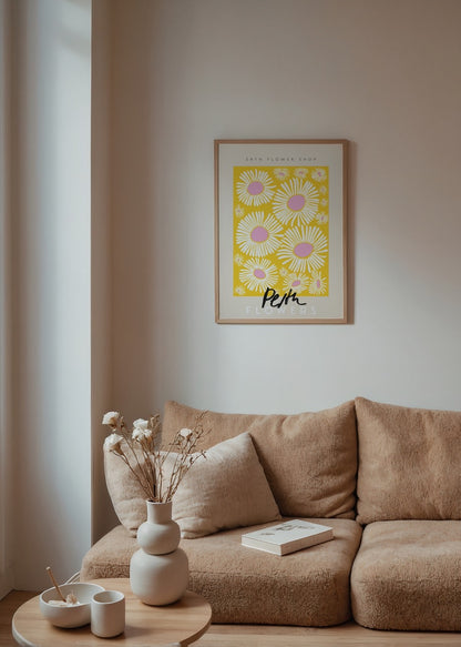 Sarı zeminli, pembe merkezli beyaz papatya desenli Perth Flowers illüstrasyon posteri.