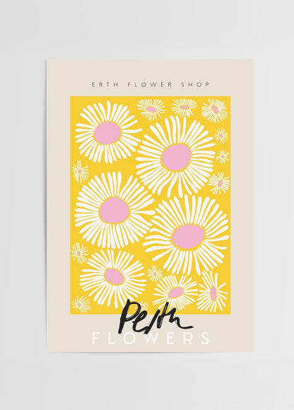 Sarı zeminli, pembe merkezli beyaz papatya desenli Perth Flowers illüstrasyon posteri.