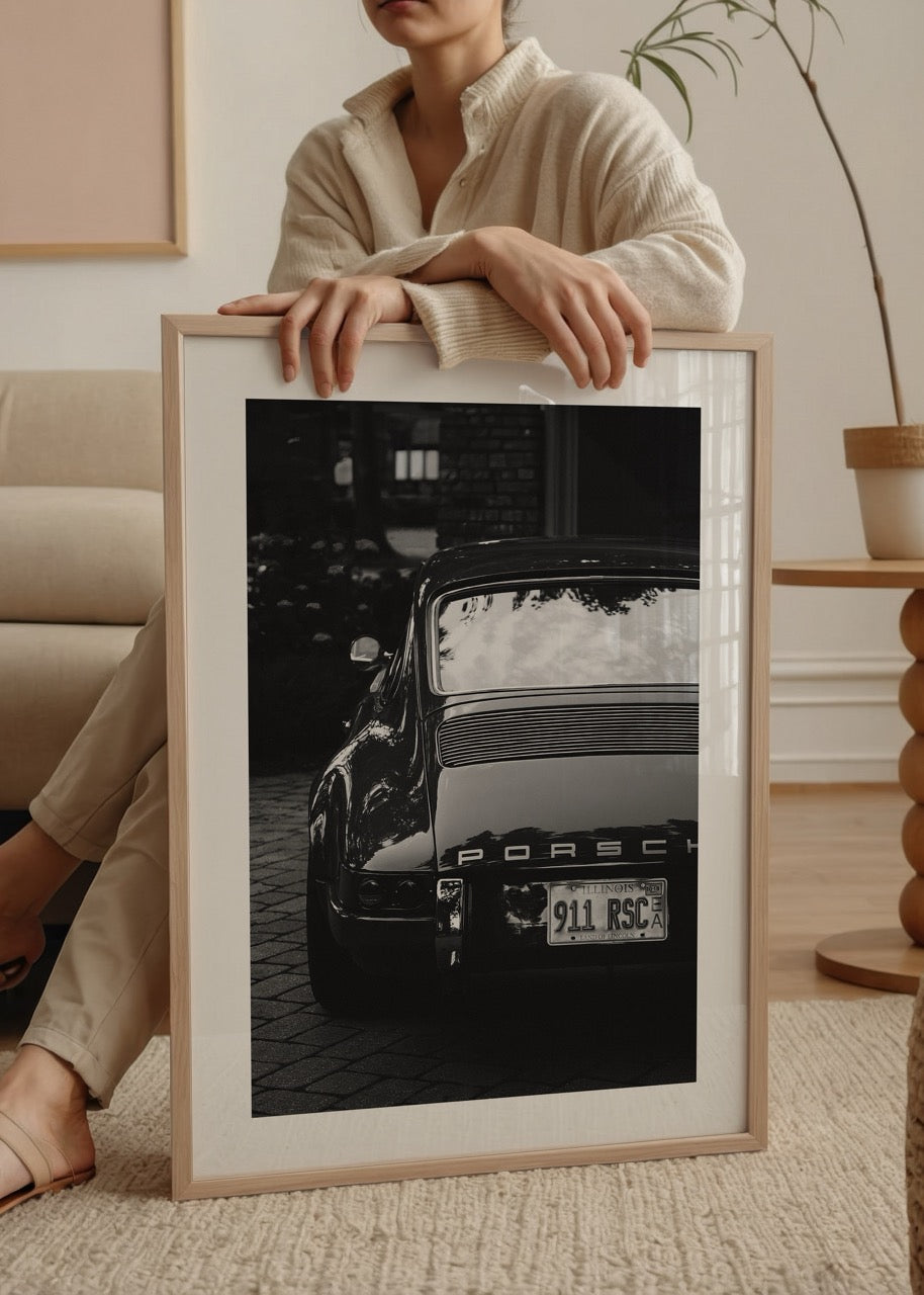 Porsche 911 modelinin arka görünümünü gösteren vintage siyah beyaz otomobil fotoğrafı