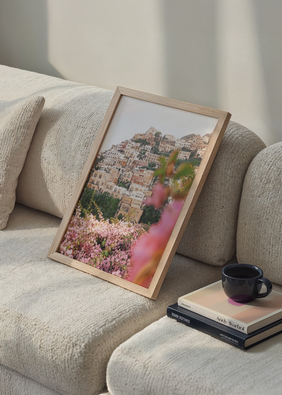 Çiçekli Positano manzaralı, pastel tonlu romantik poster baskı