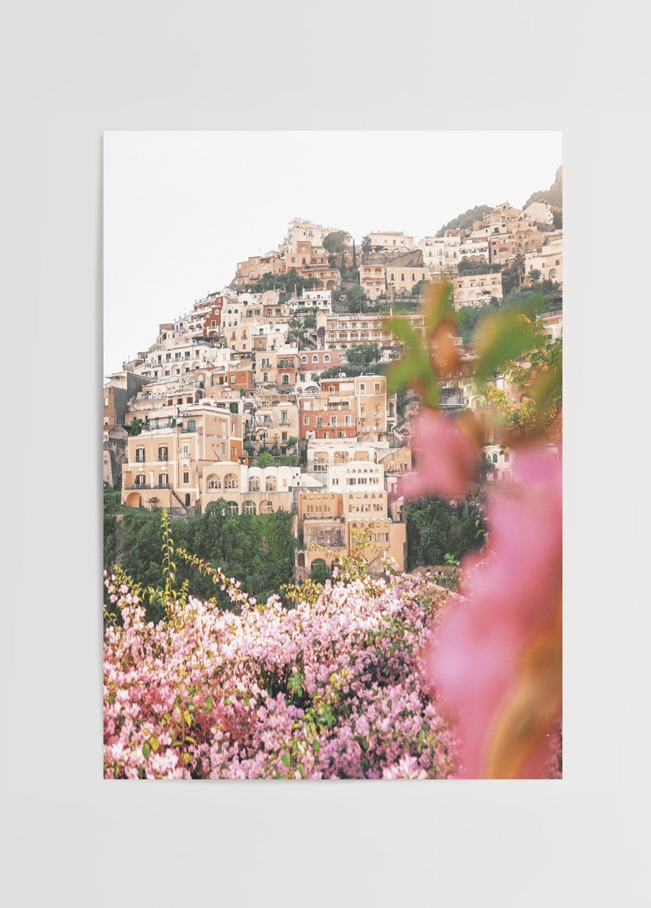 Çiçekli Positano manzaralı, pastel tonlu romantik poster baskı
