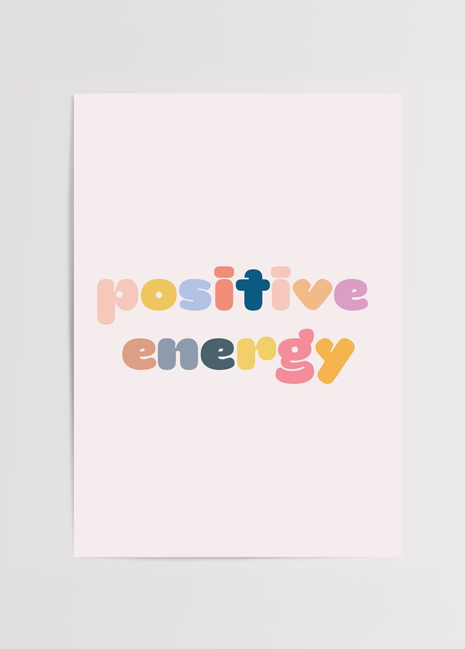 Positive Energy yazılı pastel renklerde tipografi poster baskı.