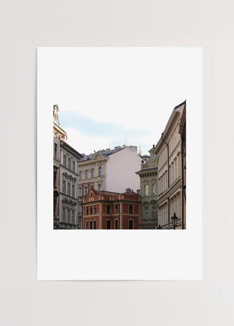 Merve Kurt tarafından çekilen Prag şehir mimarisi detayı; pastel renkli tarihi binalar.