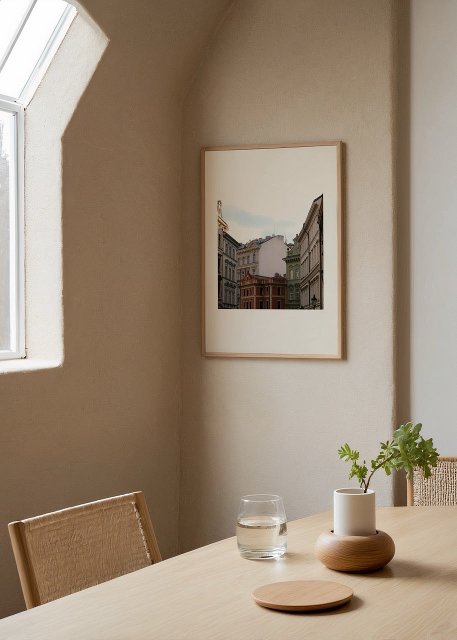 Merve Kurt tarafından çekilen Prag şehir mimarisi detayı; pastel renkli tarihi binalar.