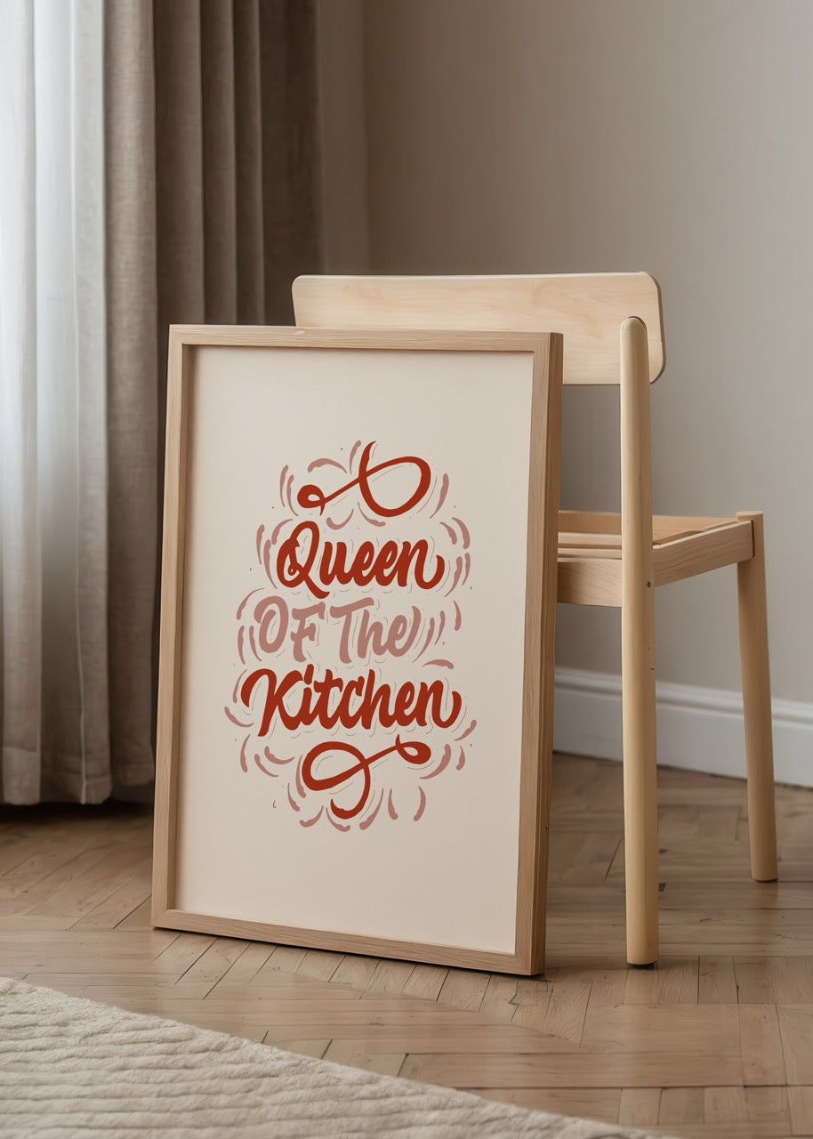  Queen of the Kitchen yazısının modern el yazısı stiliyle tasarlandığı, kırmızı tonlarda mutfak temalı tipografi posteri.