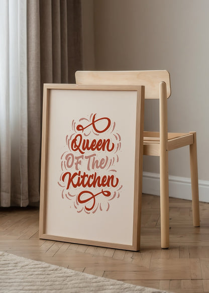  Queen of the Kitchen yazısının modern el yazısı stiliyle tasarlandığı, kırmızı tonlarda mutfak temalı tipografi posteri.