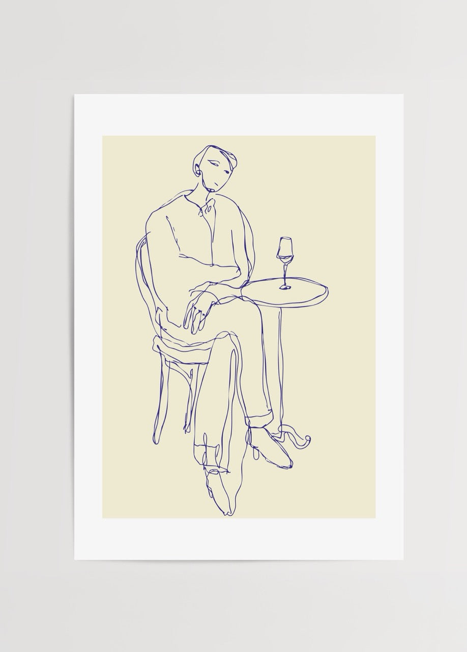 Yaren Ünlü Wine &amp; Lines koleksiyonundan minimalist tek çizgiyle yapılmış, masada oturan ve önünde şarap kadehi olan figür posteri.