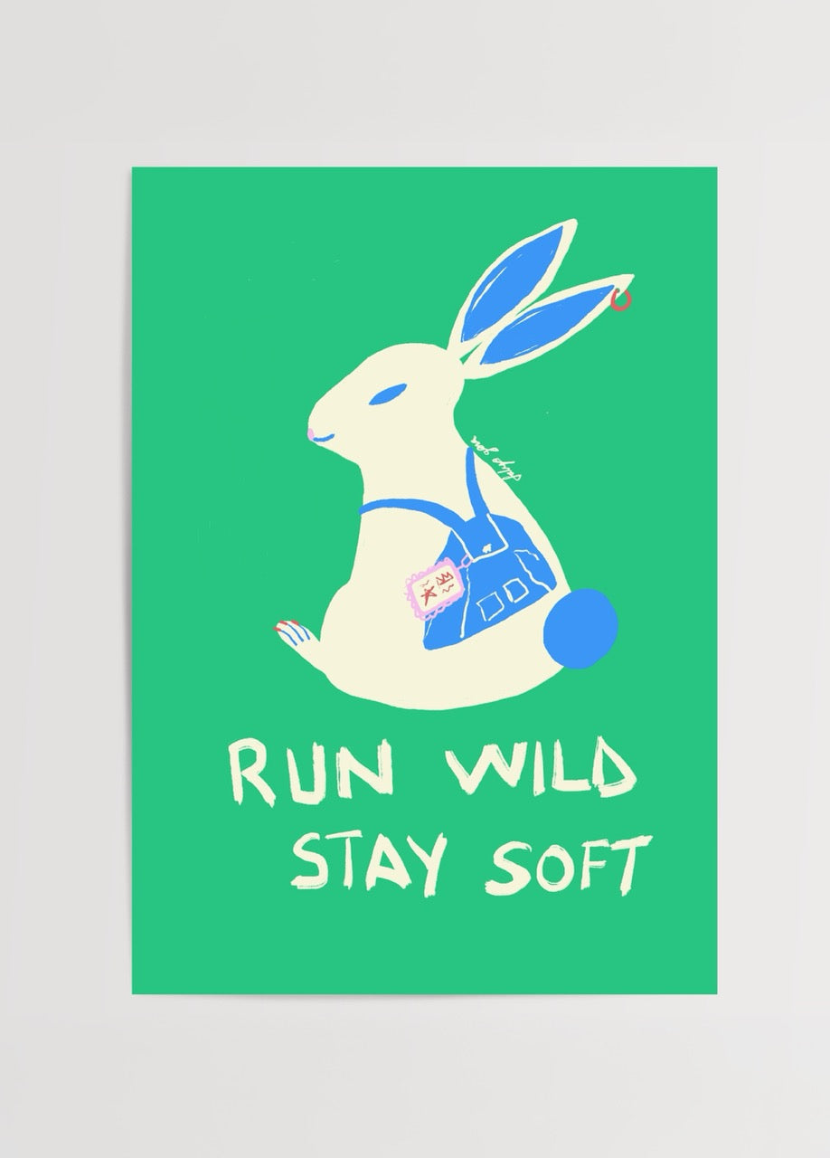 Fulya Genç’in “Rabbit” adlı illüstrasyon posteri, yeşil zemin üzerinde çanta takmış tavşan figürü ve “Run Wild Stay Soft” yazısı.
