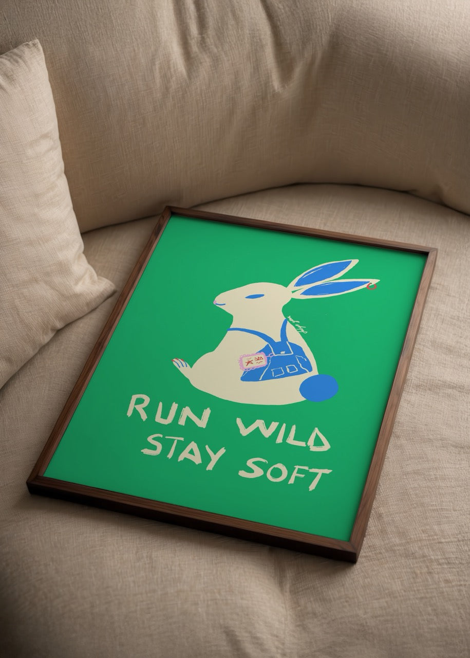Fulya Genç’in “Rabbit” adlı illüstrasyon posteri, yeşil zemin üzerinde çanta takmış tavşan figürü ve “Run Wild Stay Soft” yazısı.