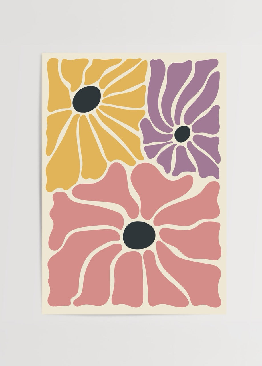 Sarı, mor ve pembe çiçek illüstrasyonlarından oluşan modern minimalist poster.