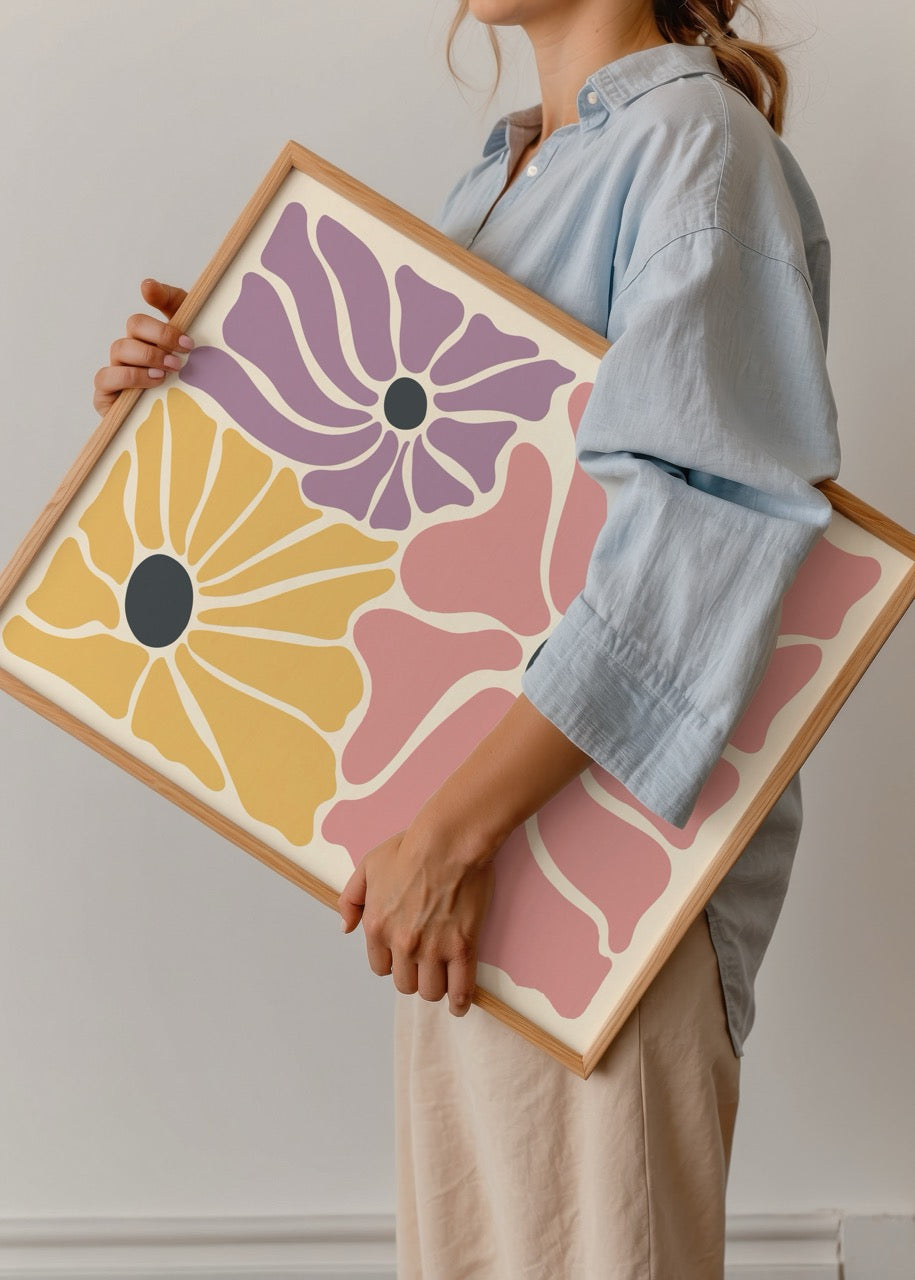 Sarı, mor ve pembe çiçek illüstrasyonlarından oluşan modern minimalist poster.