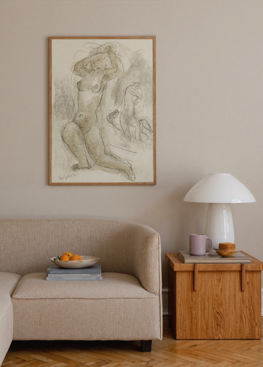 Kömür kalem tekniğiyle çizilmiş, diz çökmüş soyut kadın figürünü betimleyen minimalist sanat posteri.