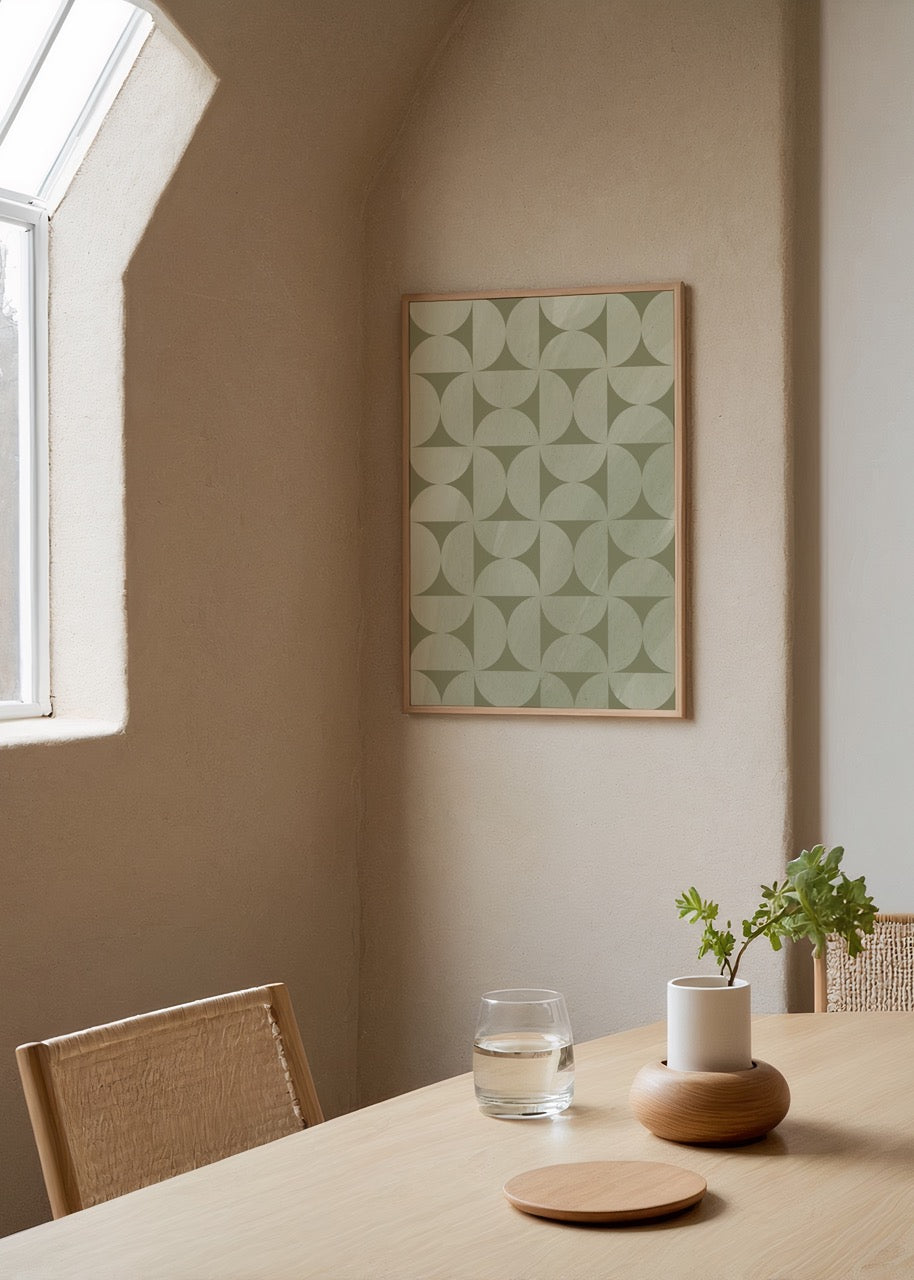 Açık adaçayı yeşili tonlarında geometrik daire ve üçgen desenlerinden oluşan minimalist poster tasarımı.