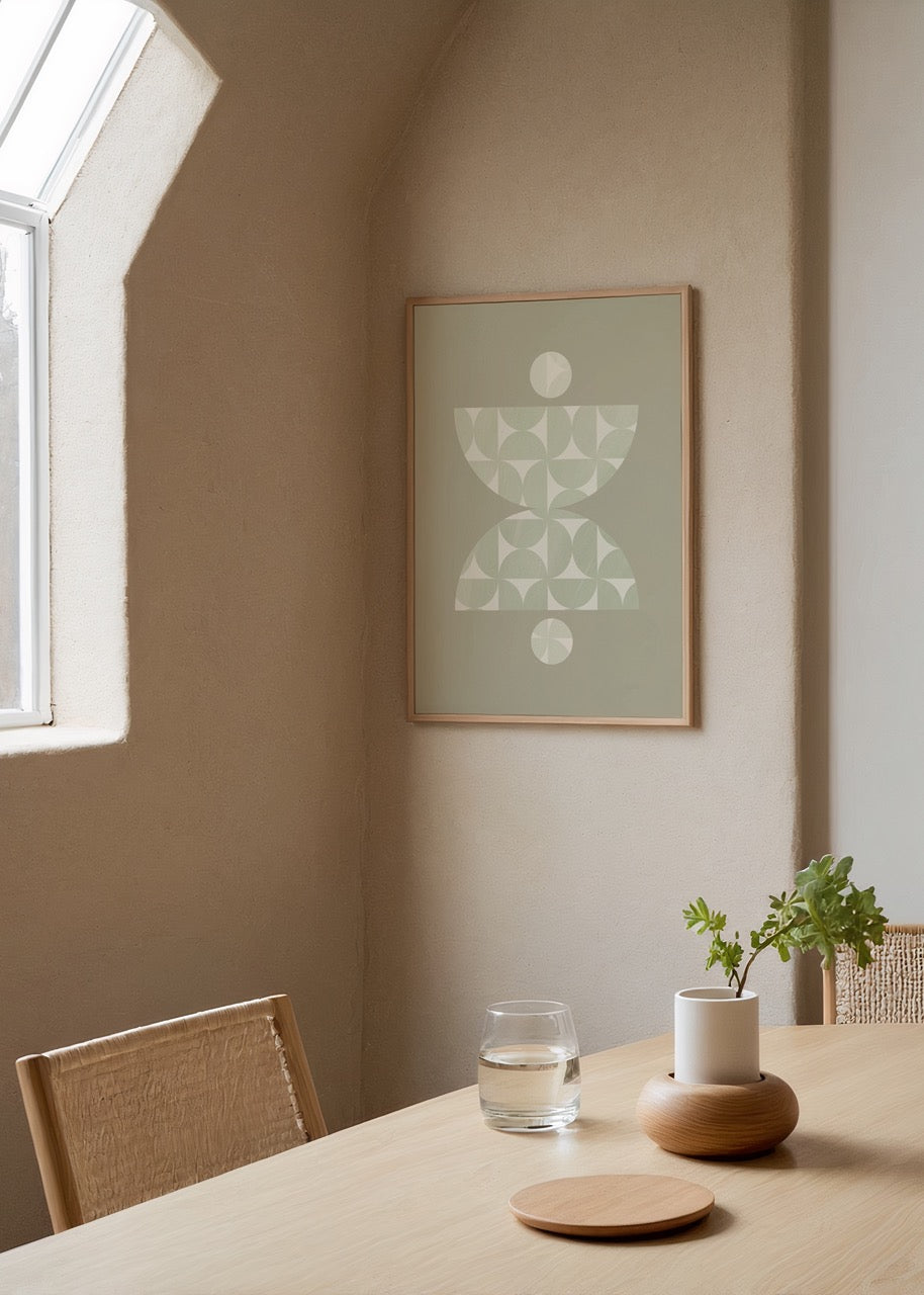 Adaçayı yeşili fon üzerine yerleştirilmiş yarım daire ve daire formlarından oluşan soyut minimalist totem poster tasarımı.