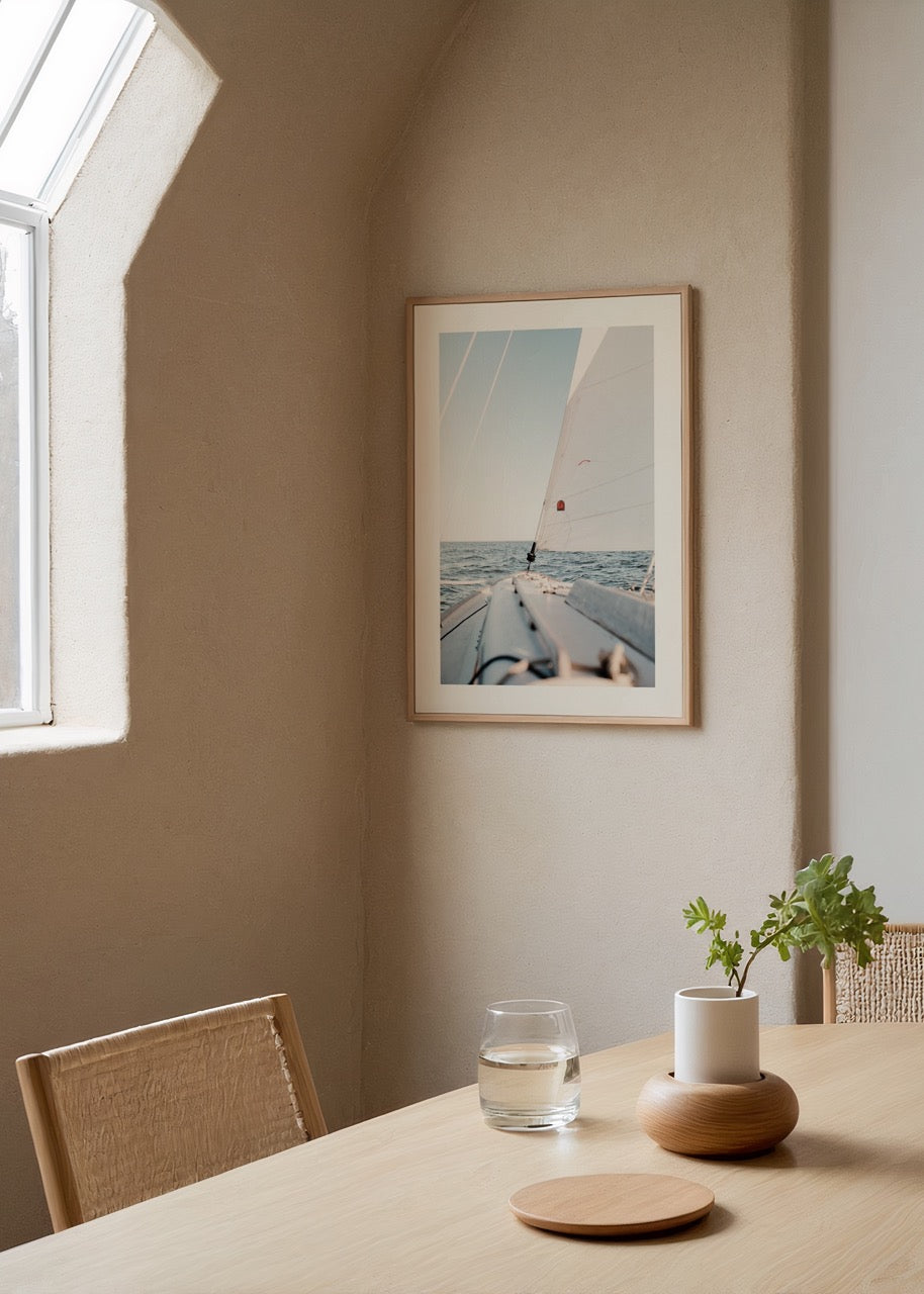 Deniz ve özgürlük hissi veren yelkenli güvertesinden çekilmiş minimal seyahat posteri.