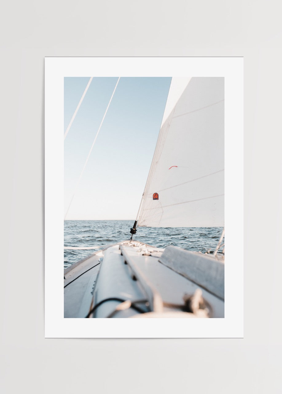 Deniz ve özgürlük hissi veren yelkenli güvertesinden çekilmiş minimal seyahat posteri.