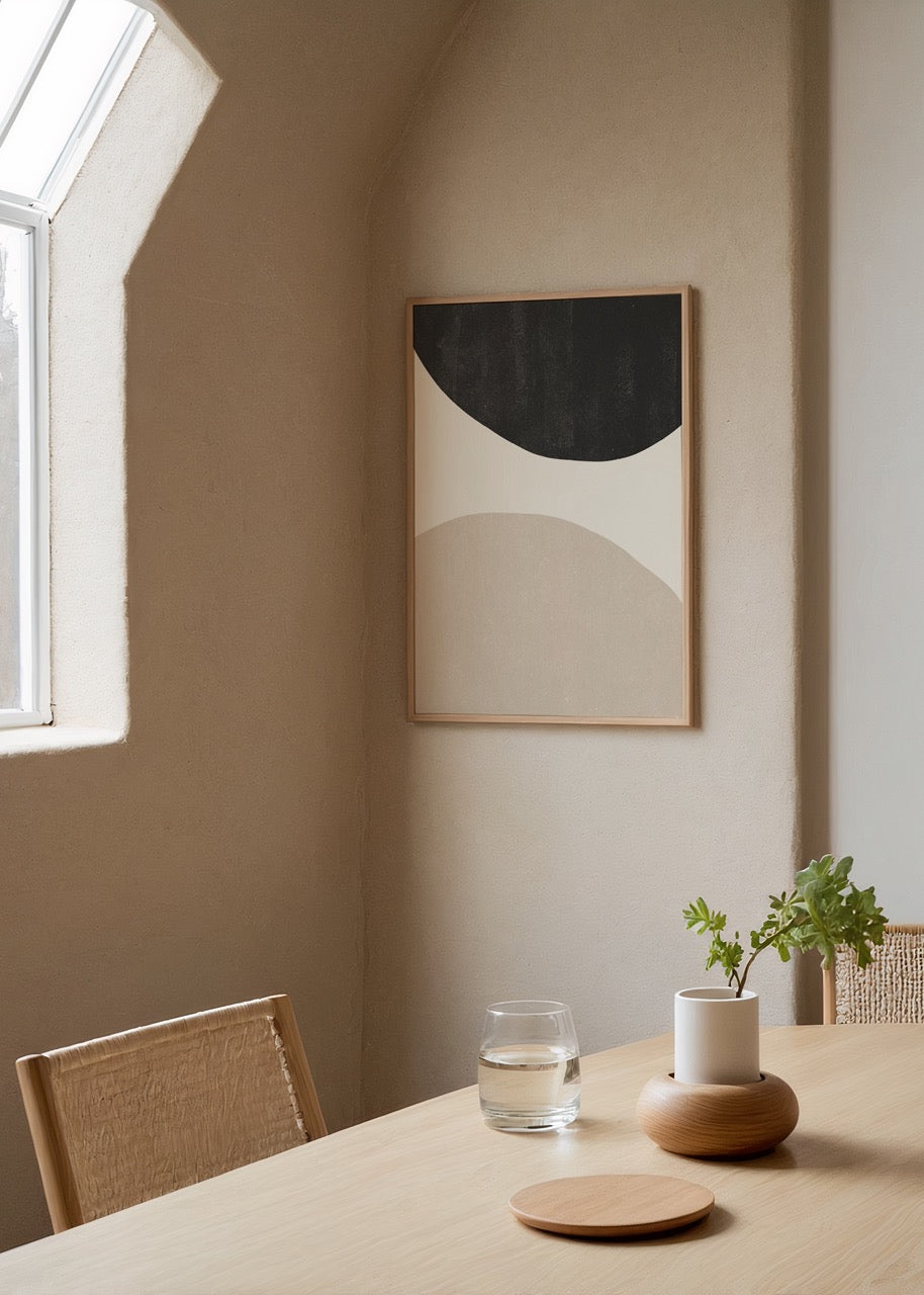 Üstte koyu siyah, altta bej renkli dalgalı organik şekillerin beyaz bir zeminde yer aldığı minimalist soyut poster.