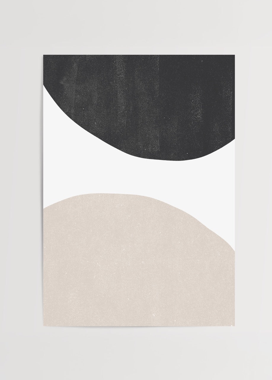 Üstte koyu siyah, altta bej renkli dalgalı organik şekillerin beyaz bir zeminde yer aldığı minimalist soyut poster.