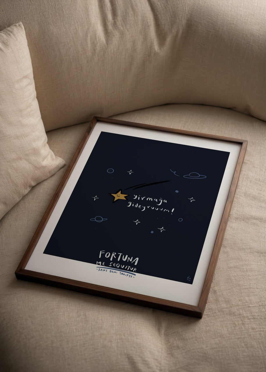 Koyu lacivert zemin üzerinde kayan yıldız, gezegenler ve “Yırmağa gidiyorum” yazısıyla şans temasını anlatan illüstrasyon posteri.
