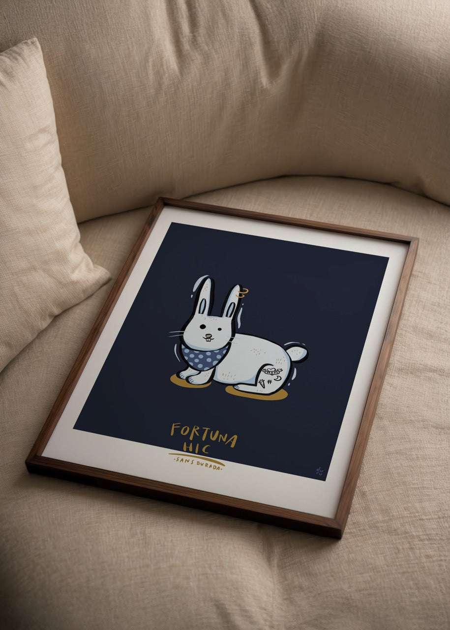 Mavi fon üzerinde sevimli bir tavşan figürüyle tasarlanmış, şansı ve neşeyi simgeleyen illüstrasyon posteri.