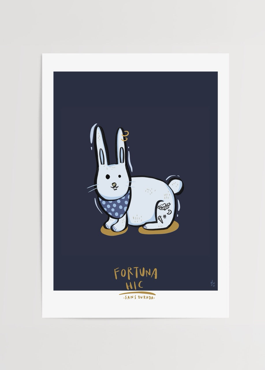 Mavi fon üzerinde sevimli bir tavşan figürüyle tasarlanmış, şansı ve neşeyi simgeleyen illüstrasyon posteri.