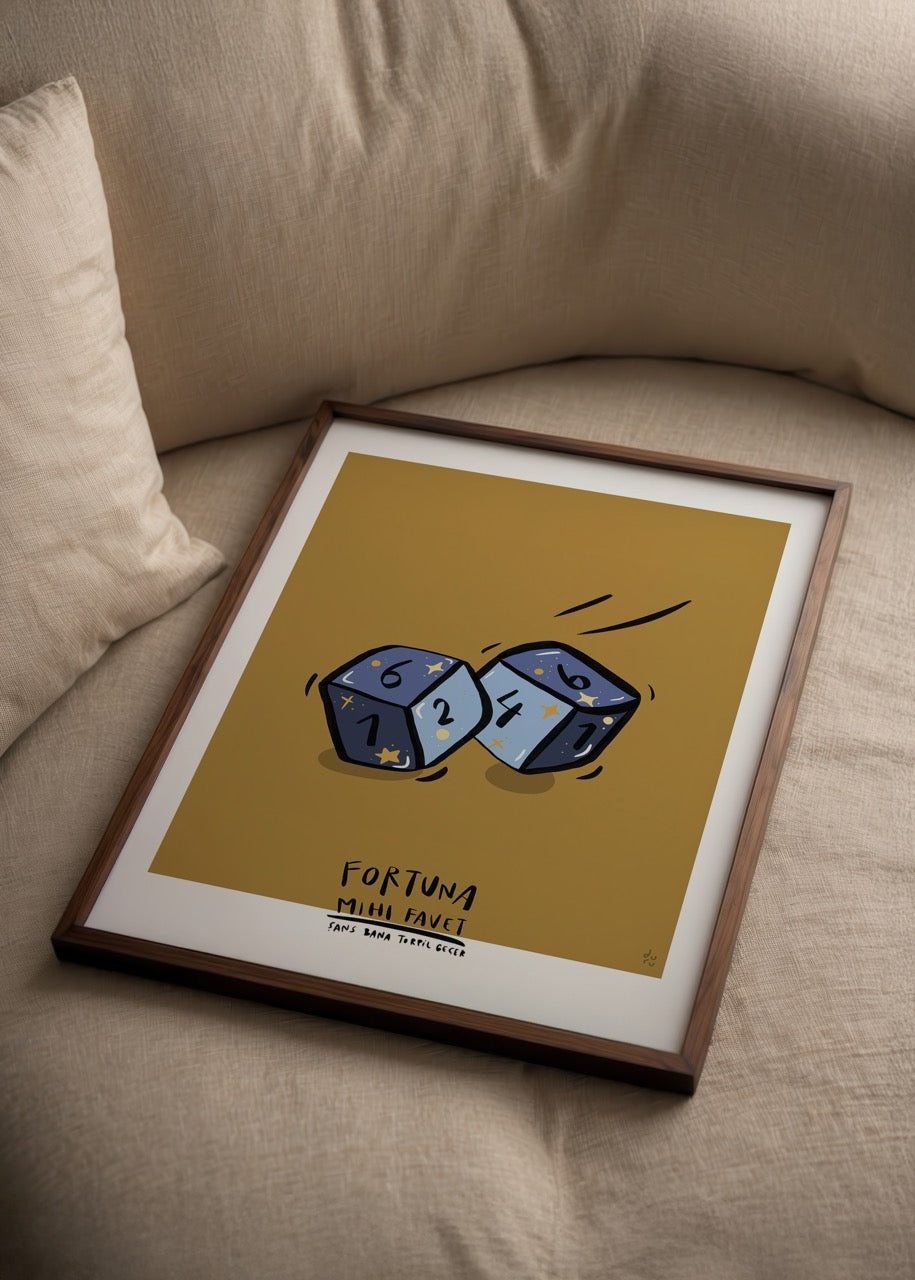 Hardal sarısı zemin üzerinde yuvarlanan iki zar ve “Fortuna mihi favet” yazısıyla şans temasını anlatan illüstrasyon posteri.