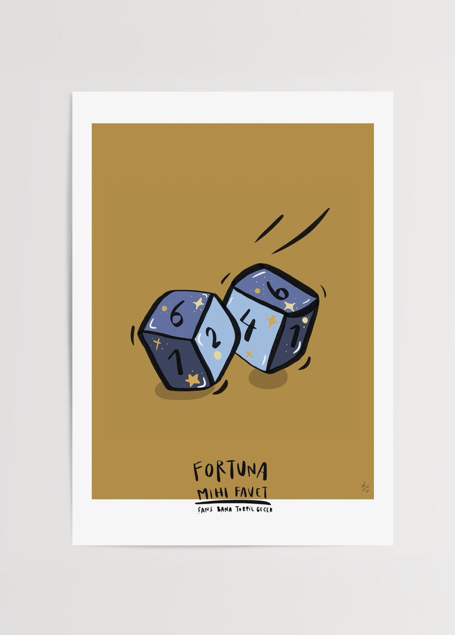 Hardal sarısı zemin üzerinde yuvarlanan iki zar ve “Fortuna mihi favet” yazısıyla şans temasını anlatan illüstrasyon posteri.