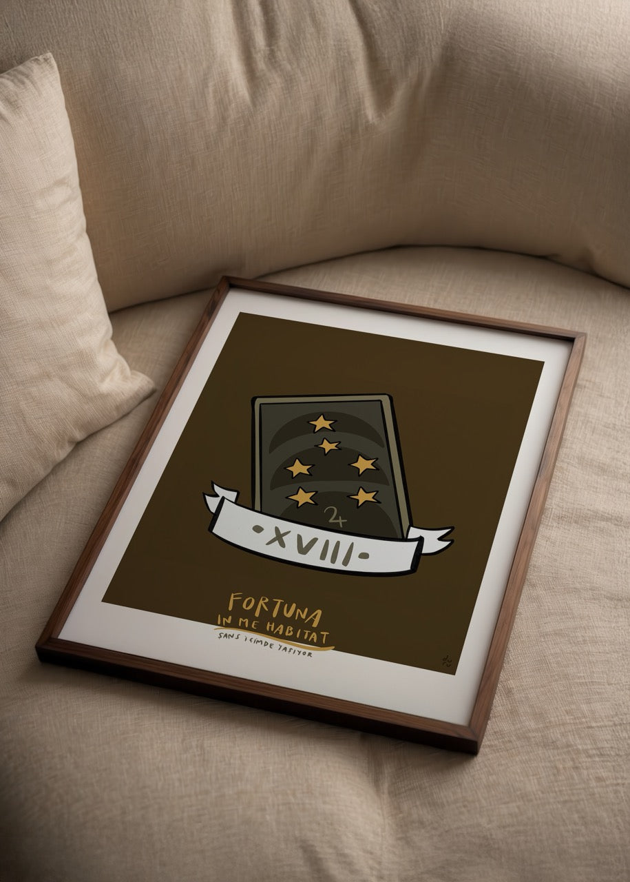 Kahverengi zemin üzerinde yıldızlarla süslenmiş tarot kartı figürü ve “Fortuna in me habitat” yazılı şans temalı illüstrasyon posteri.