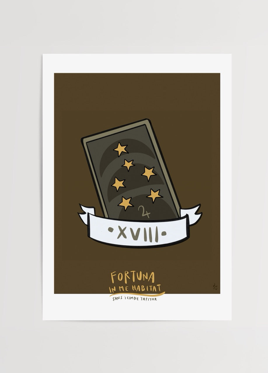 Kahverengi zemin üzerinde yıldızlarla süslenmiş tarot kartı figürü ve “Fortuna in me habitat” yazılı şans temalı illüstrasyon posteri.