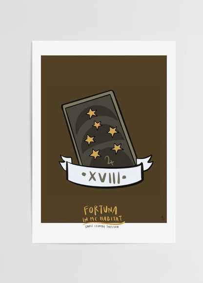Kahverengi zemin üzerinde yıldızlarla süslenmiş tarot kartı figürü ve “Fortuna in me habitat” yazılı şans temalı illüstrasyon posteri.