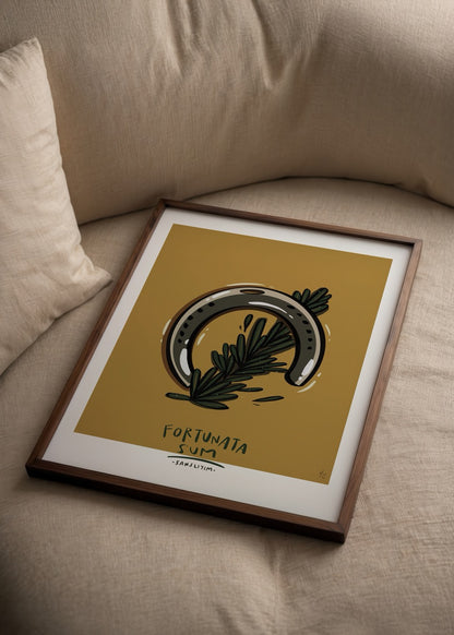 Hardal sarısı zemin üzerinde at nalı ve yeşil dal figürüyle oluşturulmuş “Şanslıyım” yazılı şans temalı illüstrasyon posteri.