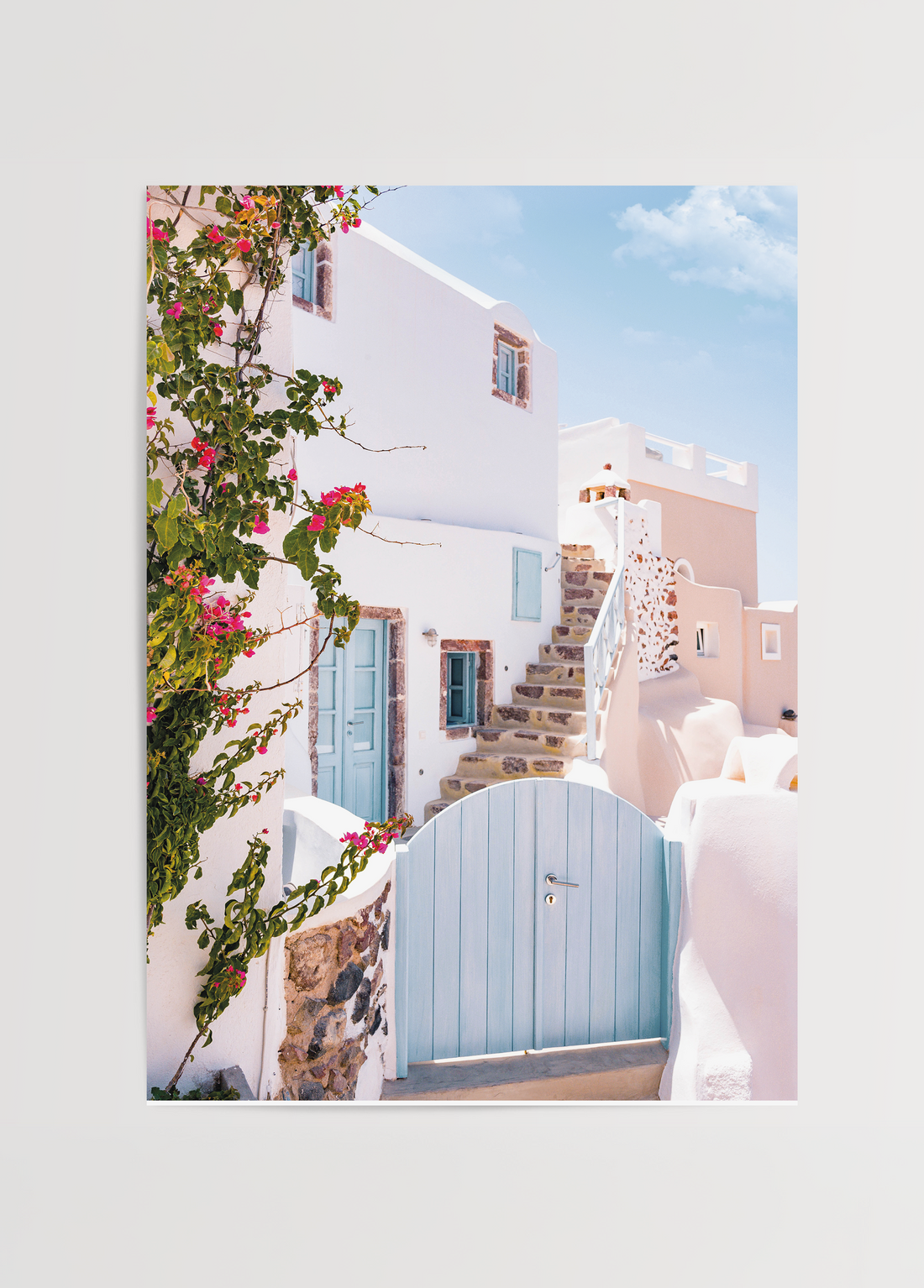 Beyaz duvarlı taş evler, mavi kapı, begonvil sarmaşıkları ve taş merdivenli Santorini sokağı fotoğraf posteri.