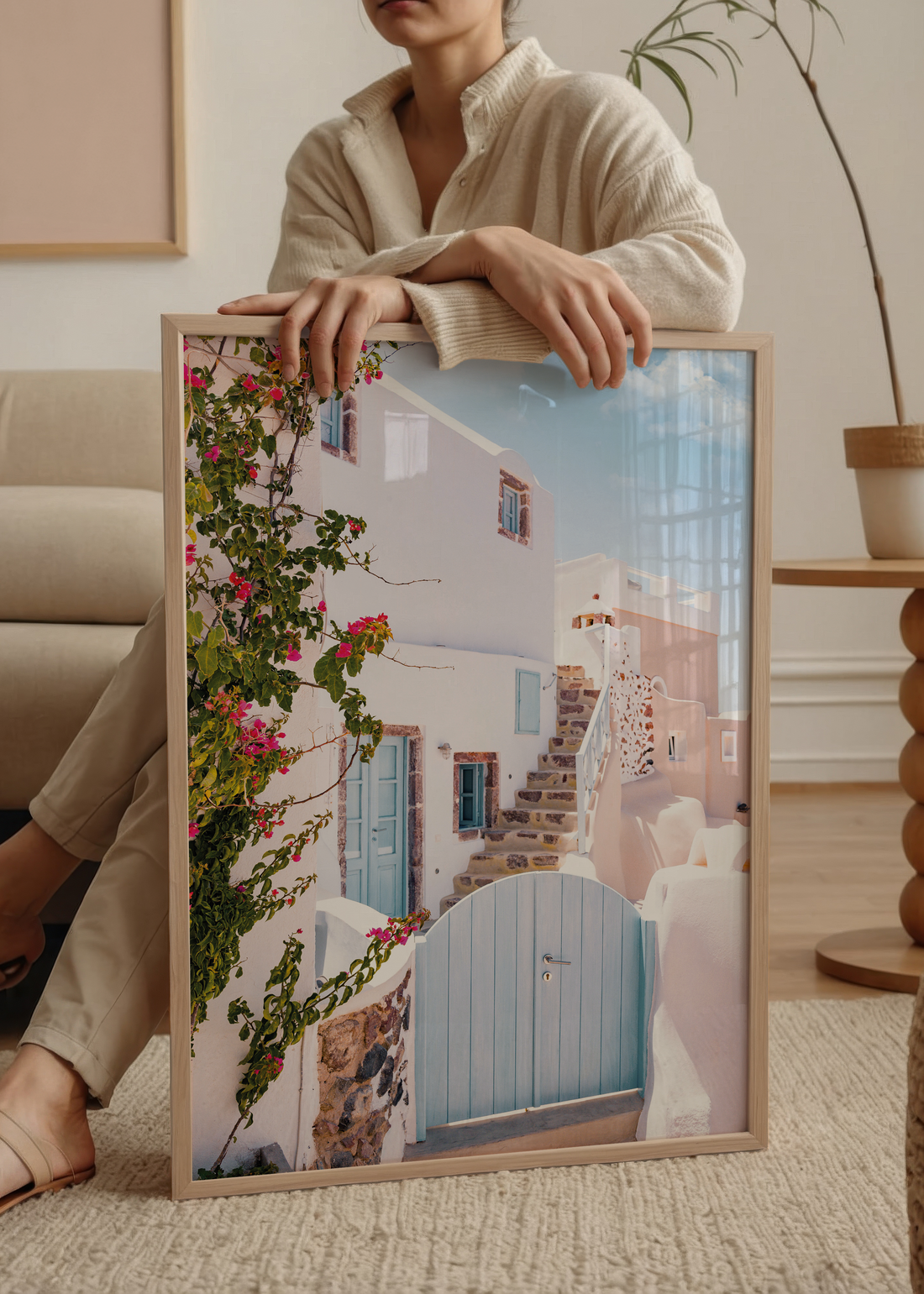 Beyaz duvarlı taş evler, mavi kapı, begonvil sarmaşıkları ve taş merdivenli Santorini sokağı fotoğraf posteri.