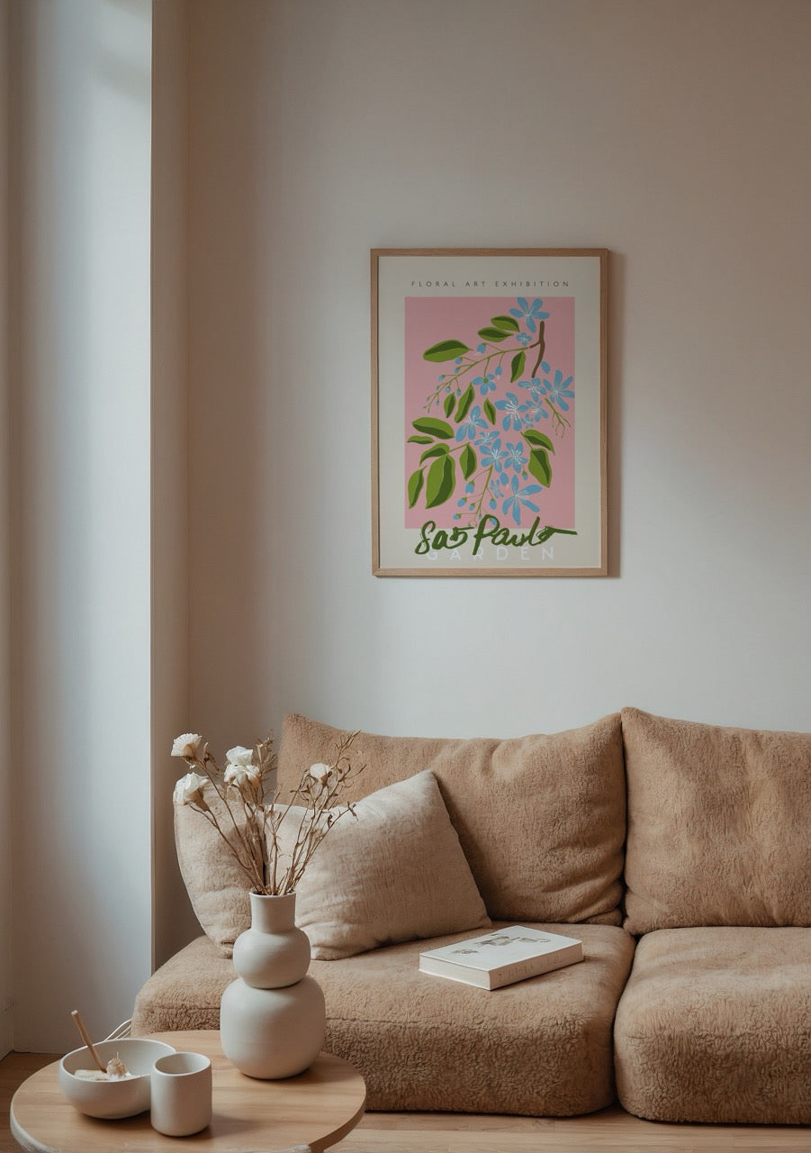 Pembe zemin üzerinde mavi çiçekli ve yeşil yapraklı São Paulo Garden posteri