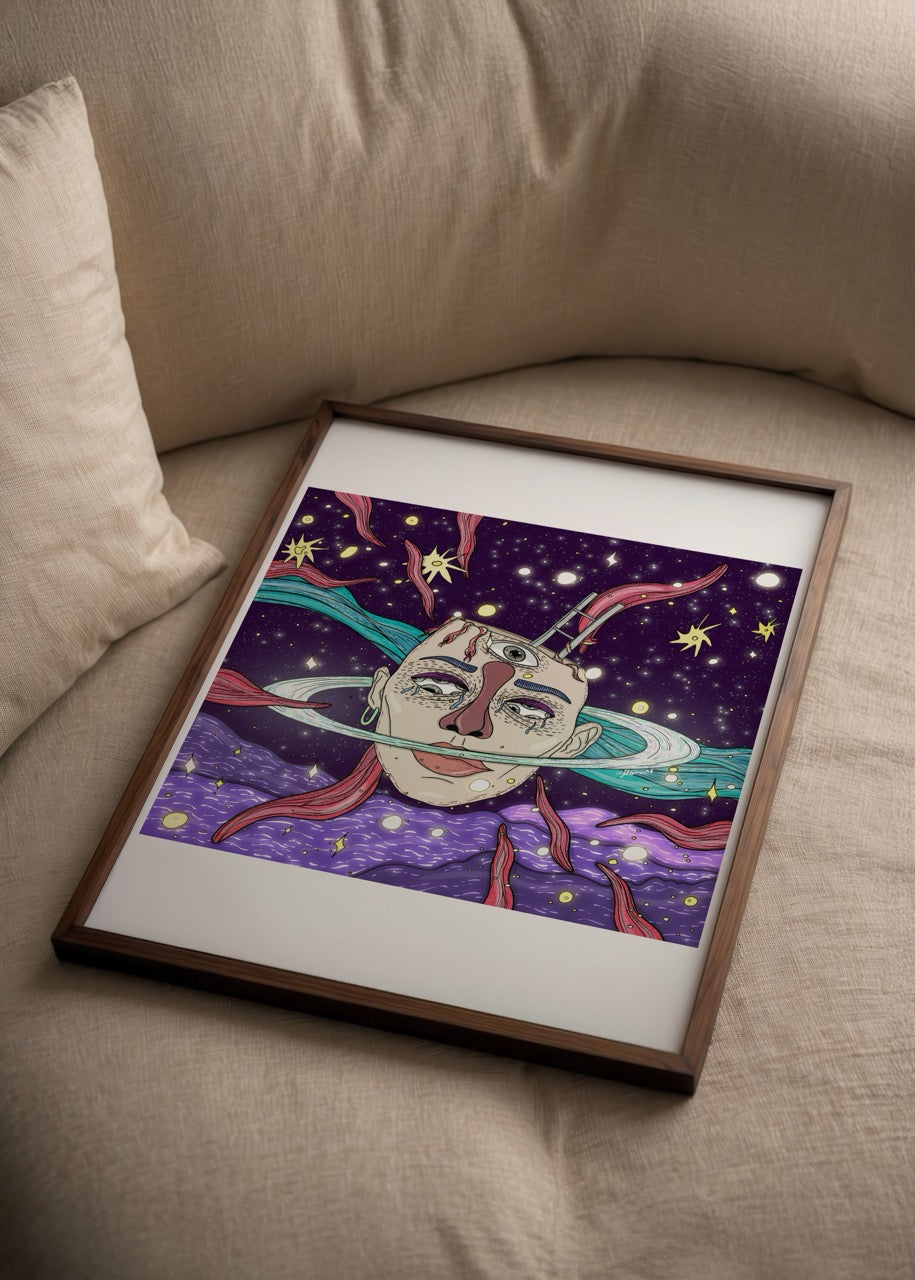 Uzay arka planı üzerinde, başının etrafında gezegen halkası bulunan sürreal bir yüz illüstrasyonu.