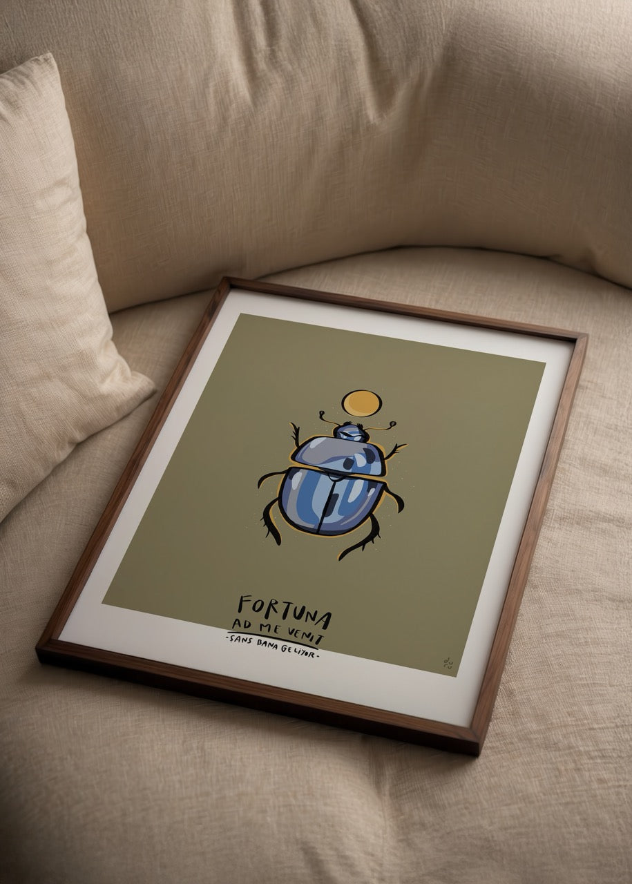 Altın daire detayıyla betimlenen mavi scarab böceği figürünün yer aldığı, şans ve koruma temalı illüstrasyon posteri.