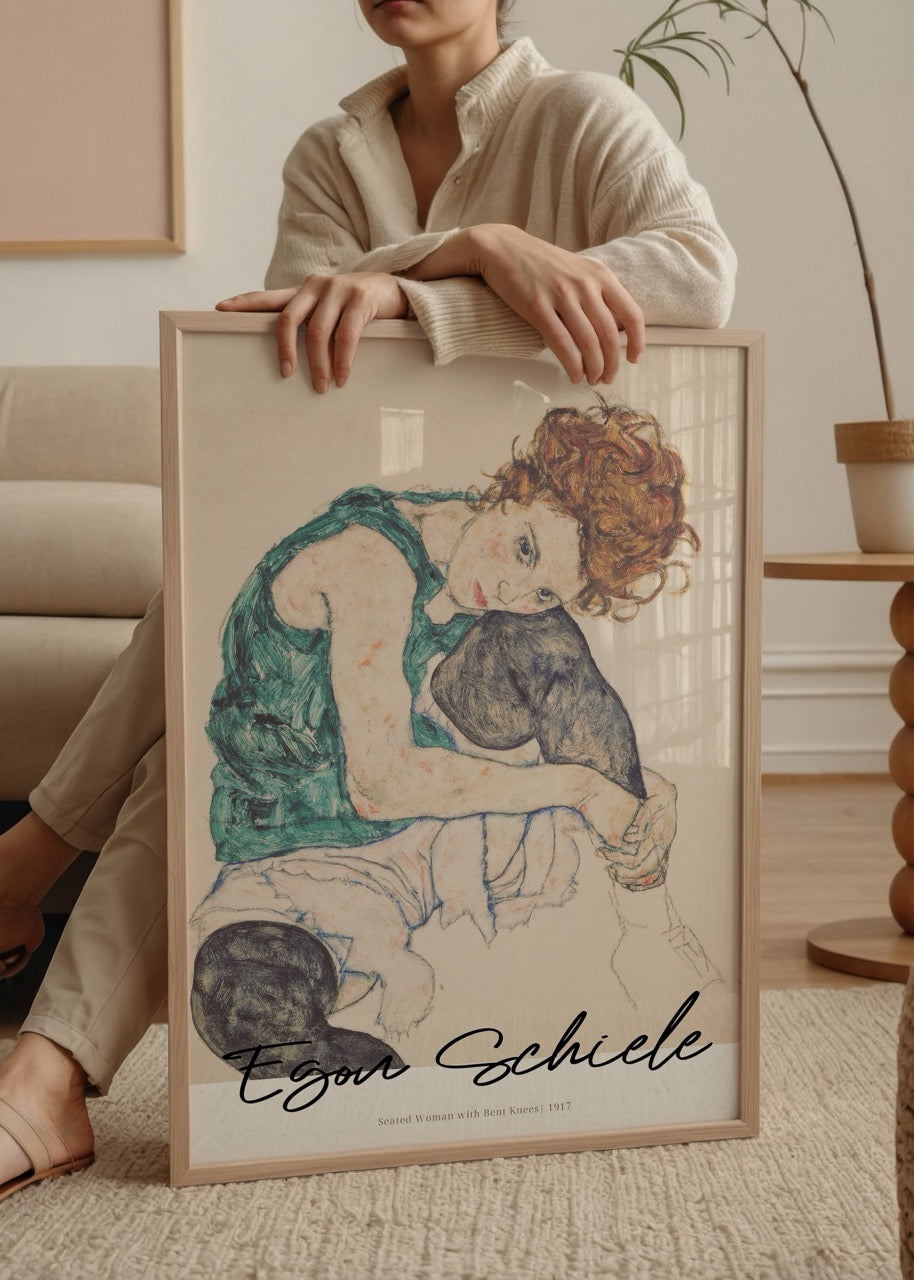 Egon Schiele’nin 1917 tarihli Seated Woman with Bent Knees adlı eseri, kadın figürlü ekspresyonist sanat posteri.