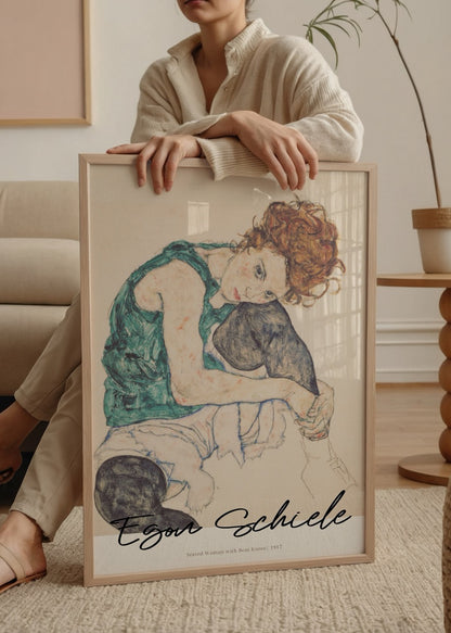 Egon Schiele’nin 1917 tarihli Seated Woman with Bent Knees adlı eseri, kadın figürlü ekspresyonist sanat posteri.