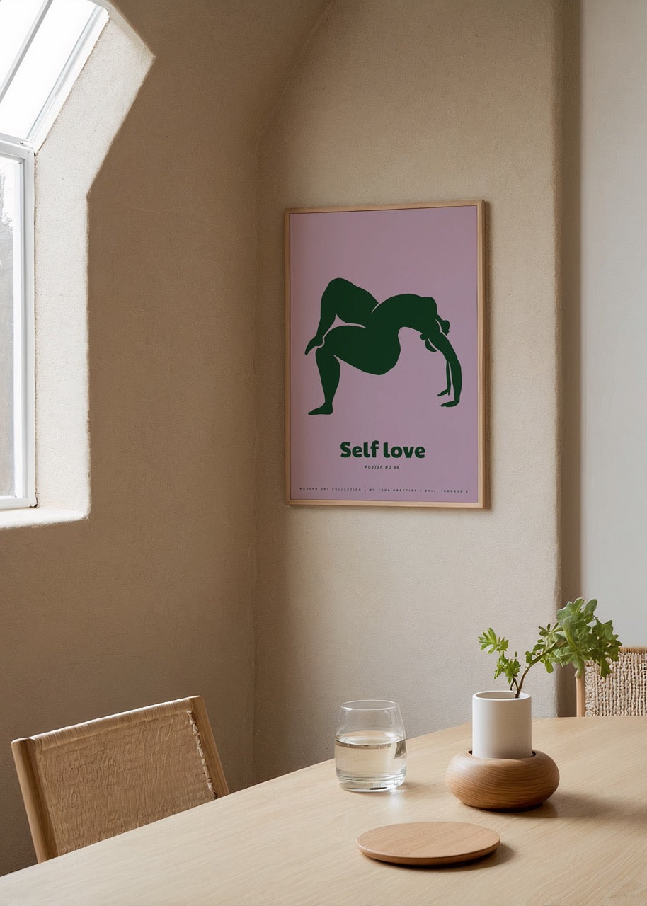 Lila zemin üzerinde köprü pozunda koyu yeşil kadın figürü bulunan öz sevgi temalı poster