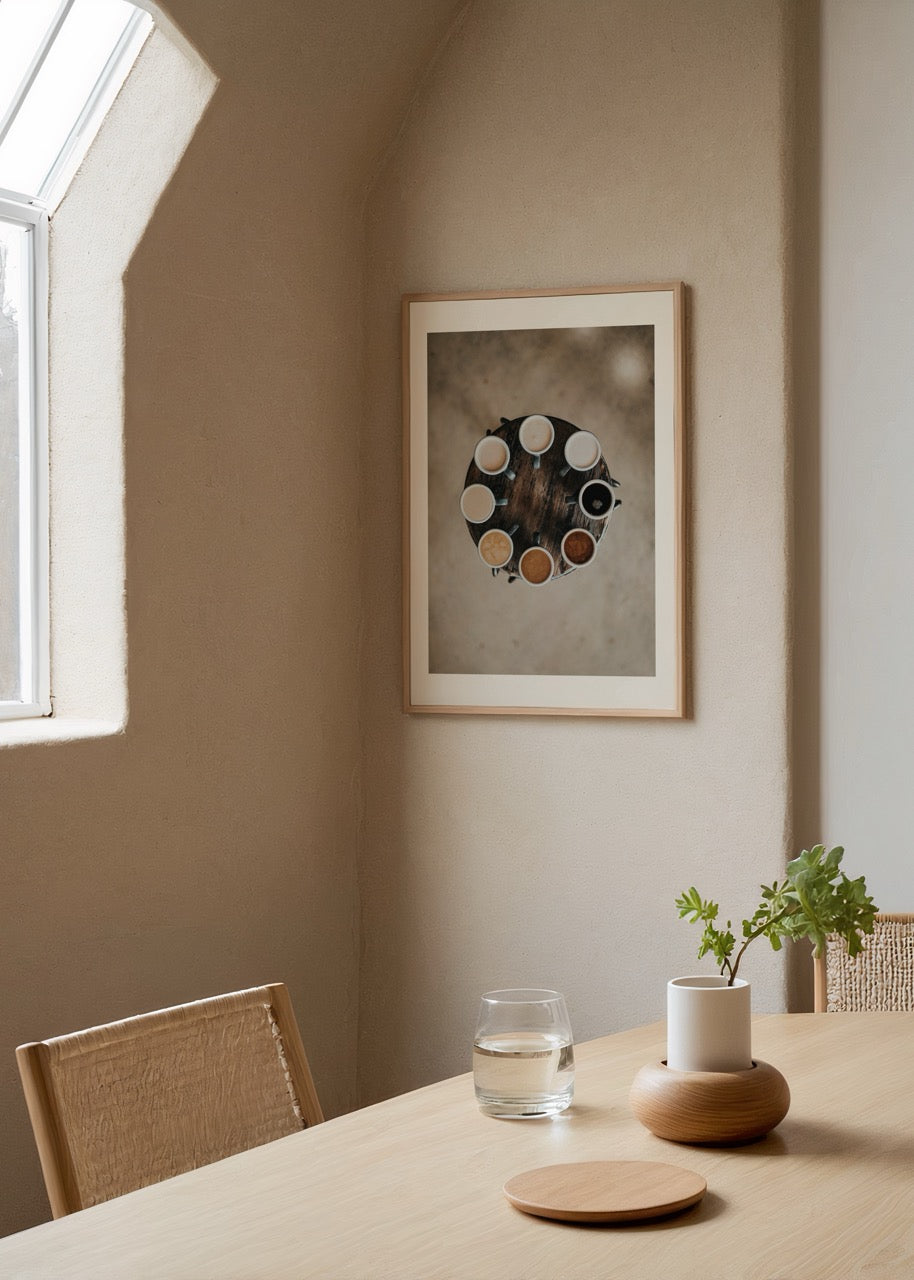 Ahşap masada dairesel şekilde dizilmiş sekiz farklı tonda kahve içeren minimalist kahve posteri