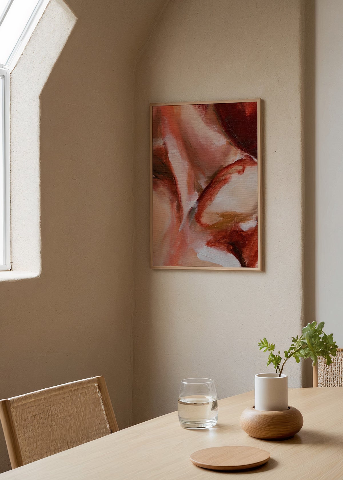 Nils van der Meer Shoulder I omuz ve köprücük kemiğini pembe, bordo, şeftali ve krem tonlarında soyutlayan figüratif poster.