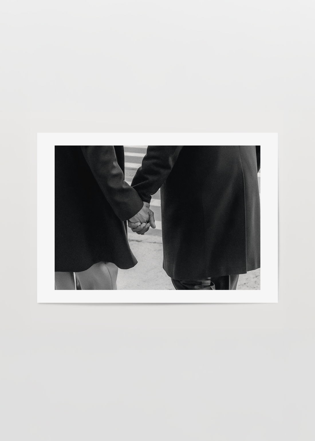 Side by Side; el ele yürüyen iki kişiyi konu alan, birliktelik ve yakınlık hissini zamansız siyah-beyaz bir kadrajla anlatan fotoğraf posteridir.