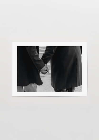 Side by Side; el ele yürüyen iki kişiyi konu alan, birliktelik ve yakınlık hissini zamansız siyah-beyaz bir kadrajla anlatan fotoğraf posteridir.